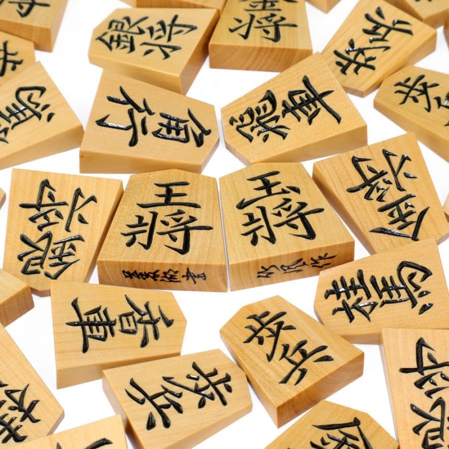 将棋駒 彫駒 竹風作 御蔵島産本黄楊 菱湖書 欅丸形駒箱・駒袋付き 写真